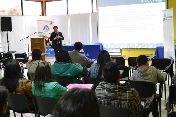 El jefe de Estudios de La Araucan&iacute;a, Mario Quezada, durante la exposici&oacute;n sobre el "Proyecto Inocentes".