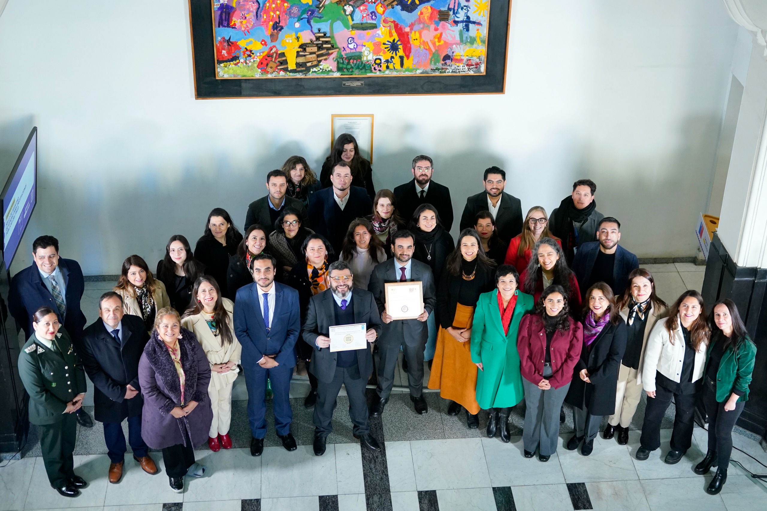 La foto oficial de todas las autoridades y representantes institucionales presentes en la ceremonia.