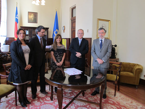 El acuerdo fue firmado por los jefes regionales de distintos servicios, entre ellos Eduardo Morales, Defensor Regional de Valpara&iacute;so (derecha).