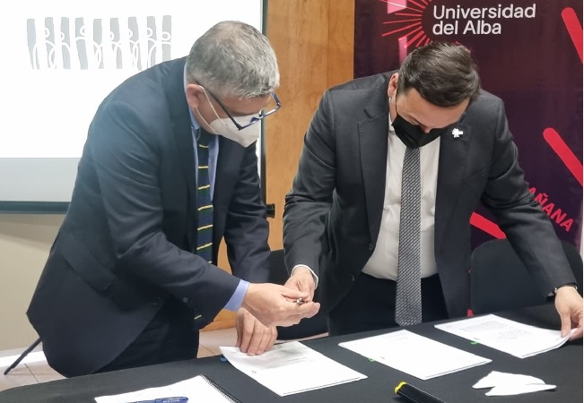 Junto con la firma del convenio y la charla para los estudiantes, el Defensor Regional entreg&oacute; al vicerrector un ejemplar de la "Revista 93".