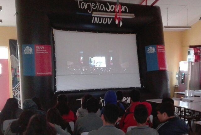 El dispositivo de 'Cine M&oacute;vil' del Injuv sirvio de gancho para la charla sobre RPA y derechos en Antofagasta.
