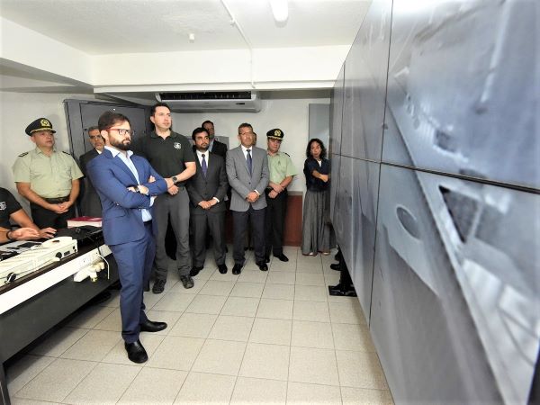 Las autoridades, encabezadas por el presidente Boric, durante las inauguraci&oacute;n de las nuevas dependencias.