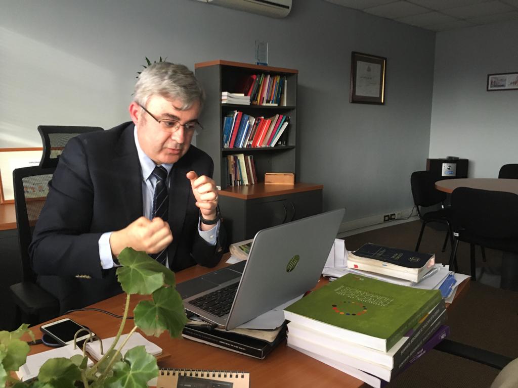 En un segundo momento de la charla el p&uacute;blico particip&oacute; a trav&eacute;s de consultas e impresiones.