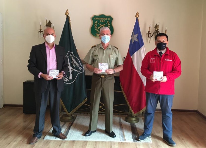El Defensor Regional tambi&eacute;n entreg&oacute; a ambos oficiales varios ejemplares de la "Revista 93" de la Defensor&iacute;a.