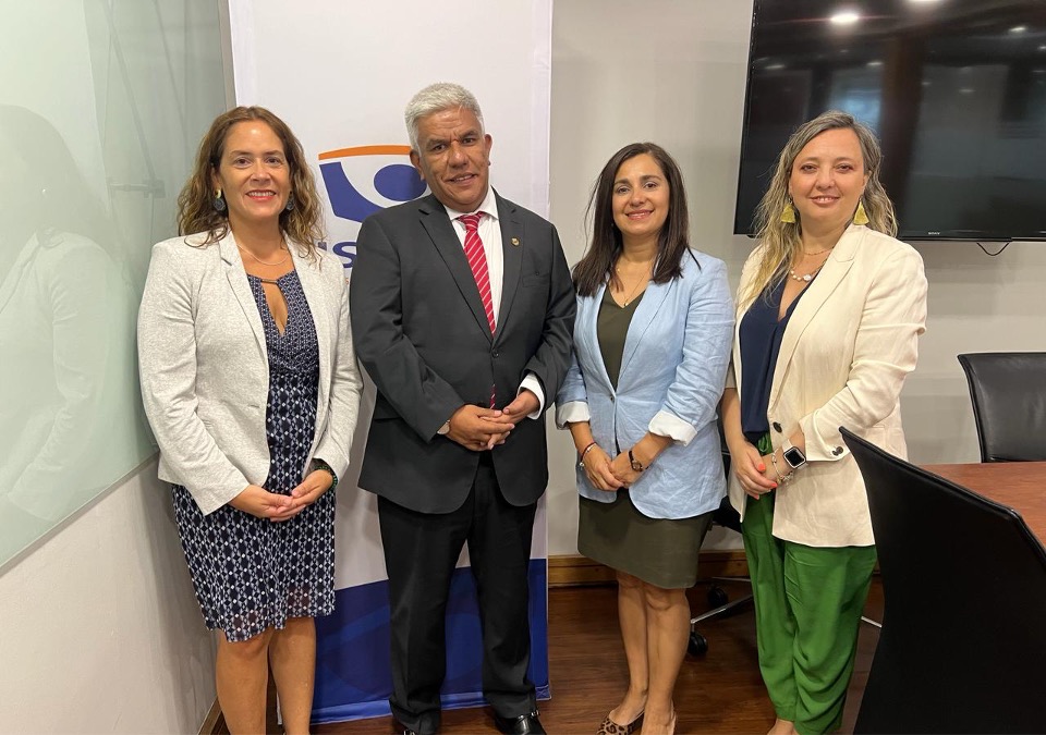 La Defensora Metropolitana Norte, Daniela B&aacute;ez, junto a las otras directivas y al nuevo Fiscal Regional Occidente, Marcos Past&eacute;n. 