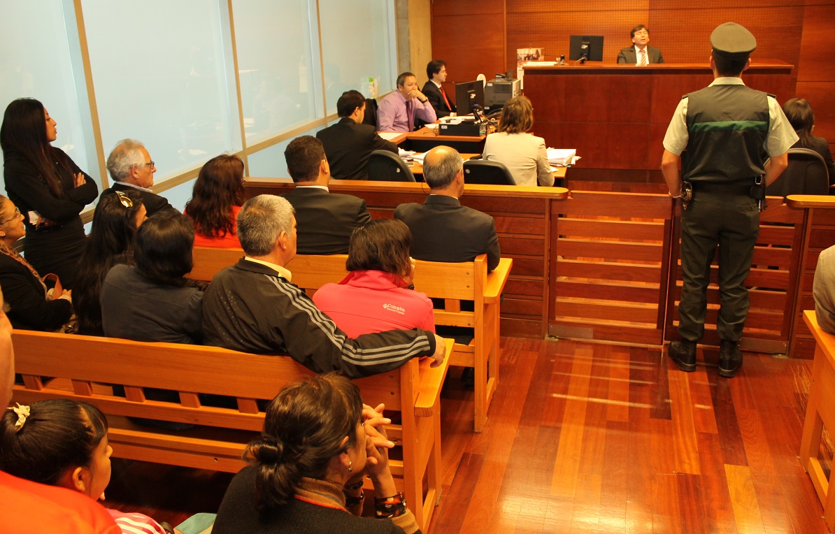 El alcalde de Lo Prado, Gonzalo Navarrete, estuvo en la audiencia apoyando a los escolares, representados por la defensora p&uacute;blica B&aacute;rbara Antivero.