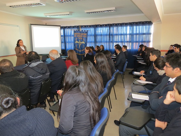 La Defensor&iacute;a Regional del Maule expuso ante un centenar de estudiantes sobre derechos de los imputados adolescentes.