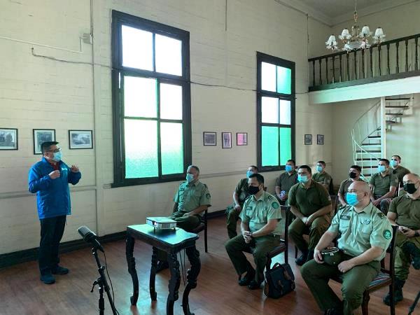 La exposici&oacute;n del Defensor Regional de Tarapac&aacute; ante carabineros de la zona.