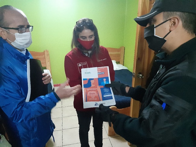 El Defensor Regional, Renato Gonz&aacute;lez, y la Seremi de Justicia, Stephanie Caminondo, entregan afiches de difusi&oacute;n a funcionarios de Gendarmer&iacute;a.