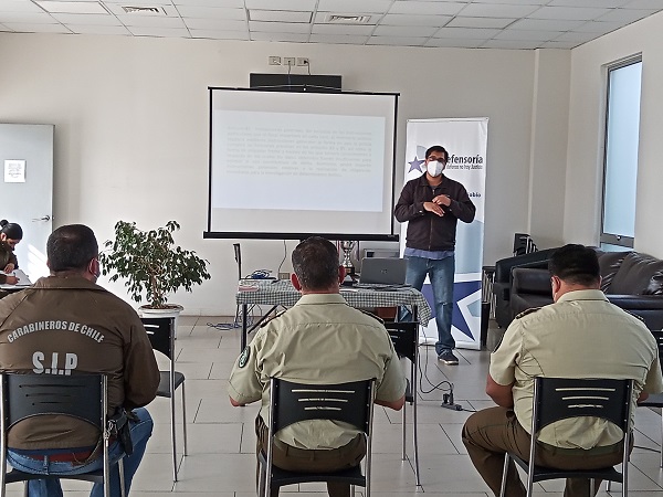 El defensor p&uacute;blico Claudio Vigueras durante su exposici&oacute;n en la S&eacute;ptima Comisar&iacute;a, transmitida por video a otras tres unidades policiales.
