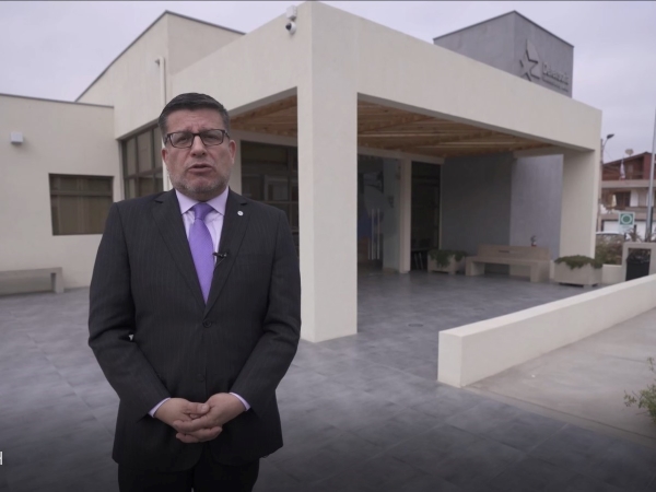 El Defensor Regional de Tarapac&aacute; ante el nuevo edificio institucional en Alto Hospicio.
