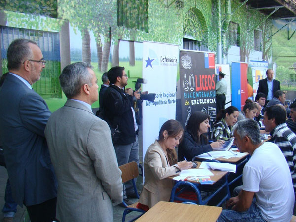 En un remozado &oacute;valo de la ex Penitenciar&iacute;a, el Defensor Nacional y el Defensor Regional Metropolitano Norte observan el proceso de atenci&oacute;n.