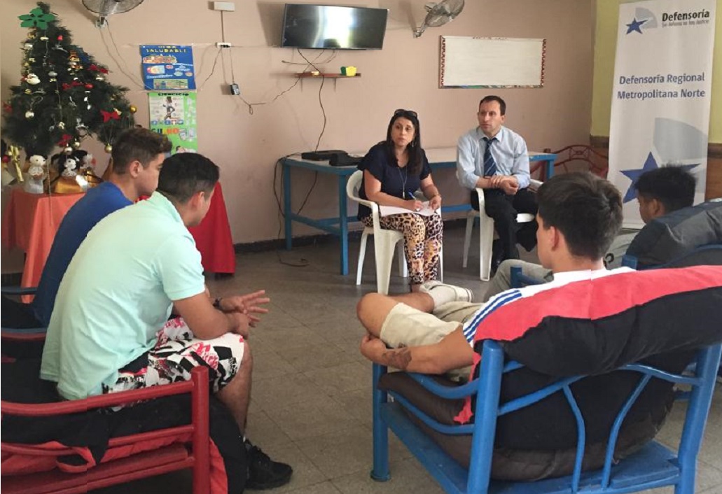 Carla Naranjo y Leonardo Di Dom&eacute;nico expusieron sobre el "Proyecto Inocentes" ante los j&oacute;venes internos del CRC Santiago.