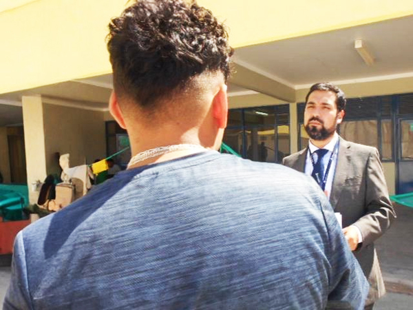 El defensor p&uacute;blico Francisco Barahona, en la imagen con otro joven representado, logr&oacute; el sobreseimiento por prescripci&oacute;n.