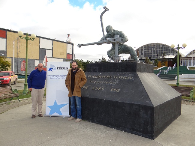 Los funcionarios Hugo Fern&aacute;ndez y Jaime Obando alzaron el pend&oacute;n institucional en Cerro Sombrero.