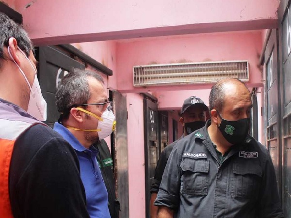El Defensor Regional de Arica y Parinacota durante su visita al complejo penitenciario.