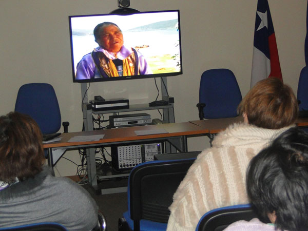 Los representantes kaw&eacute;skar y huilliches de Magallanes observaron un video sobre defensa penal ind&iacute;gena en La Araucan&iacute;a.