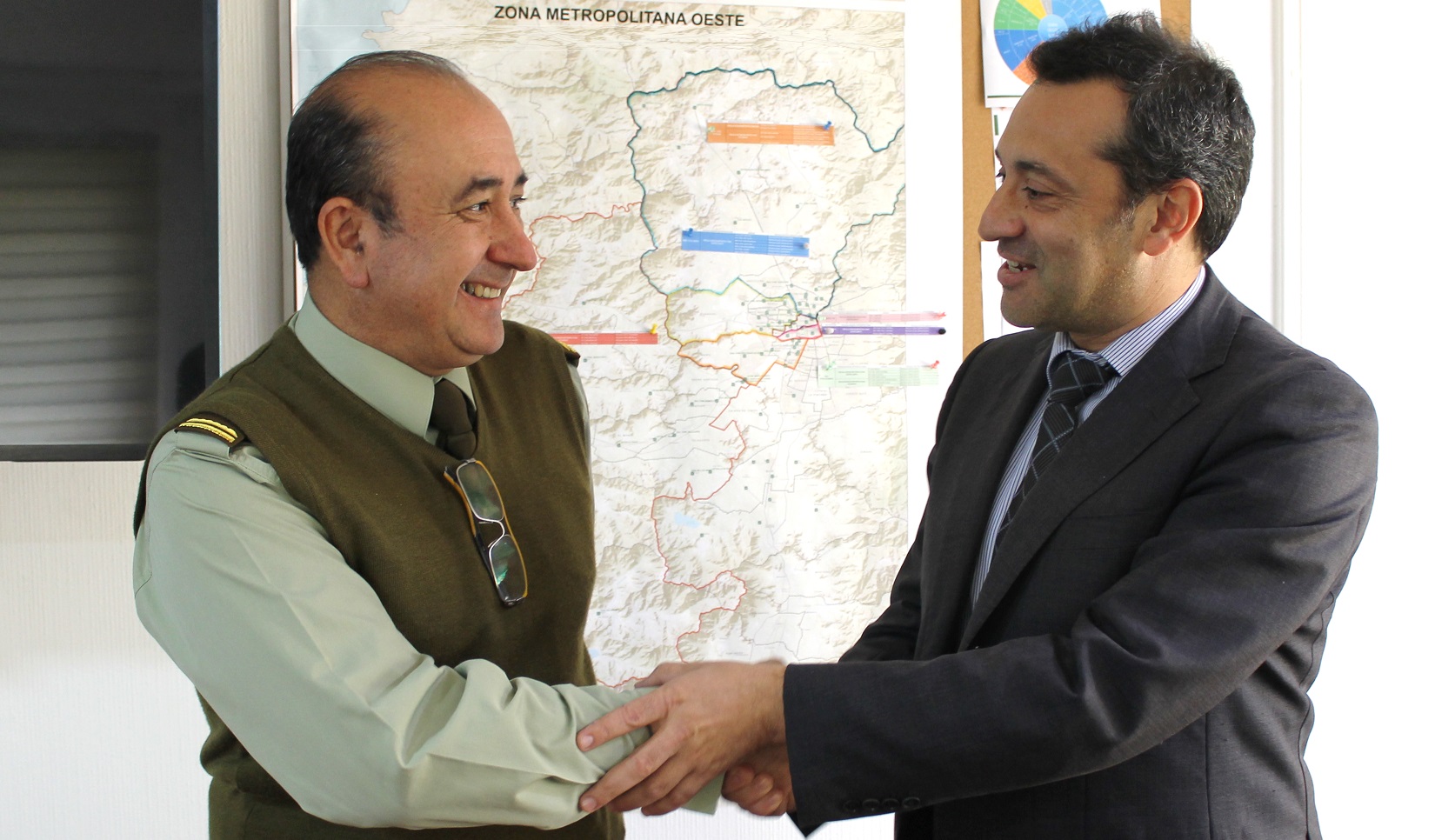 El jefe de la Zona Metropolitana Oeste de Carabineros, General Rodney Weber y el Defensor Regional Metropolitano Norte Carlos Mora Jano.