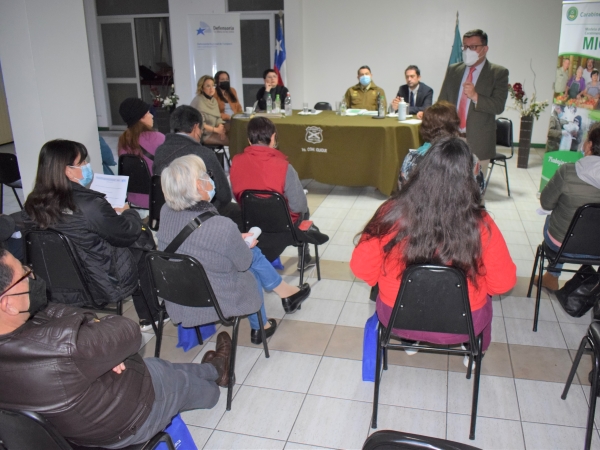 Una imagen del din&aacute;mico di&aacute;logo con los dirigentes vecinales de Iquique.