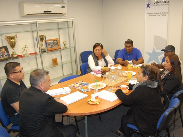 Los representantes de cinco colectividades de migrantes durante la reuni&oacute;n en las oficinas de la Defensor&iacute;a Regional de Tarapac&aacute;.
