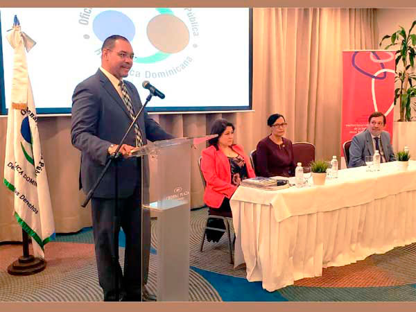 Paula P&eacute;rez y Alejandro G&oacute;mez fueron presentados por director de la ONDP, Rodolfo Valent&iacute;n Santos.