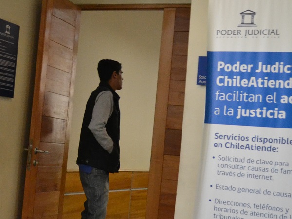 El ahora imputado Jaime C.A., mientras esperaba ser atendido en el Tribunal de Garant&iacute;a de Iquique.