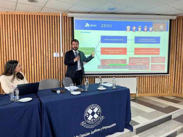 El abogado Nicol&aacute;s Cisternas, de la Unidad de Defensa Especializada de la Defensor&iacute;a Nacional, expuso en el encuentro.