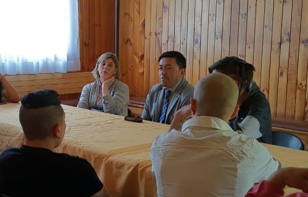 Carol Munzenmayer y Cristi&aacute;n Hinostroza durante el di&aacute;logo con los j&oacute;venes.