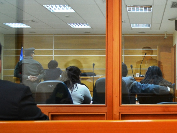 Al t&eacute;rmino de juicio oral la joven absuelta (a la derecha) permaneci&oacute; en la sala, respaldada por sus defensores penales p&uacute;blicos.