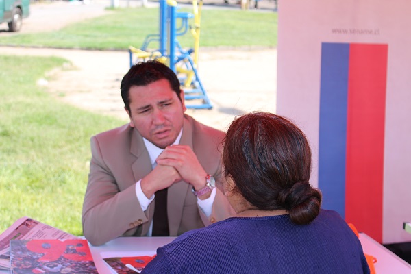 Defensores atendiendo p&uacute;blico durante la actividad. 