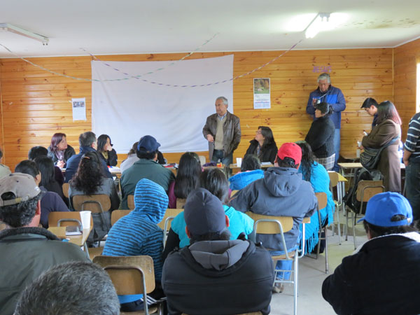 Unos 30 miembros de la comunidad mapuche de Curic&oacute; participaron activamente en la reuni&oacute;n con Sergio Aguilera.