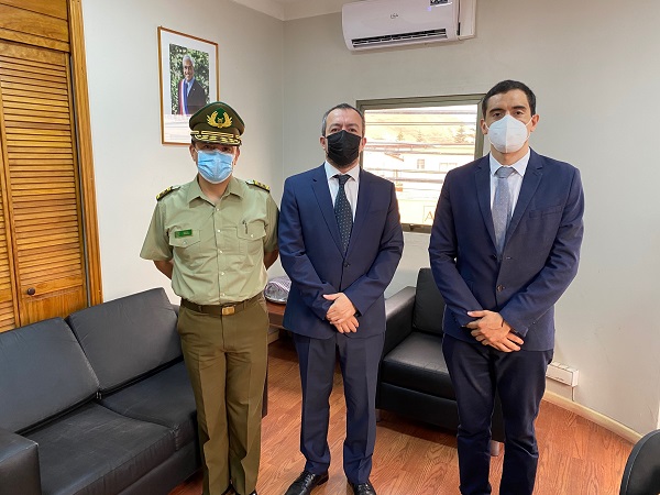 El Defensor junto al general de Carabineros