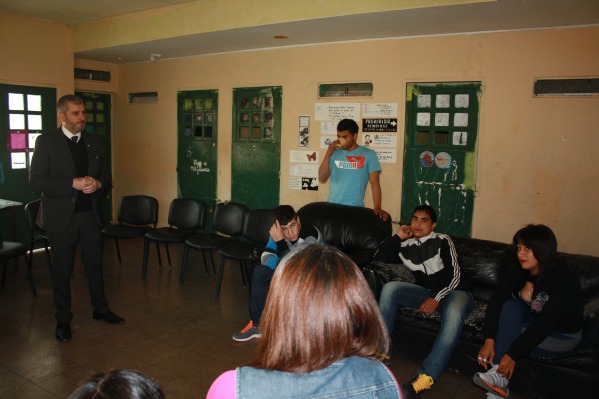 El Defensor Regional, Ra&uacute;l Palma conversa con j&oacute;venes internos del Centro de R&eacute;gimen Cerrado de Paipote.