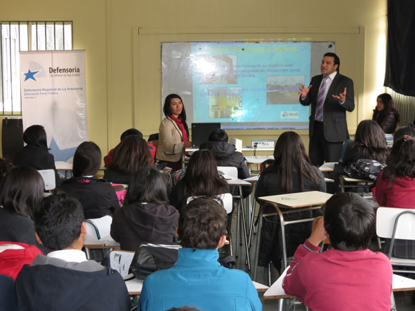 Los j&oacute;venes alumnos de s&eacute;ptimo y octavo b&aacute;sico del liceo "Pablo Neruda" se mostraron muy interesados en la charla.