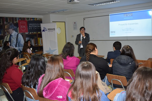 El jefe (S) de la Unidad de Estudios de la Defensor&iacute;a del Maule, Jaime Venegas, expuso sobre el "Proyecto Inocentes" ante estudiantes universitarios.