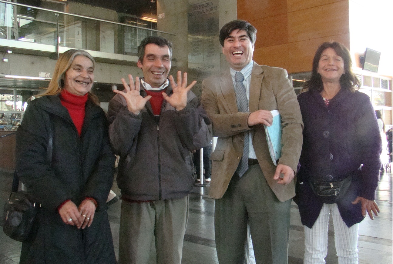 Jos&eacute; Manuel Torres junto a su defensor p&uacute;blico, N&eacute;stor P&eacute;rez, su madre y una vecina, muestra sus manos, que convencieron al tribunal de su inocencia.