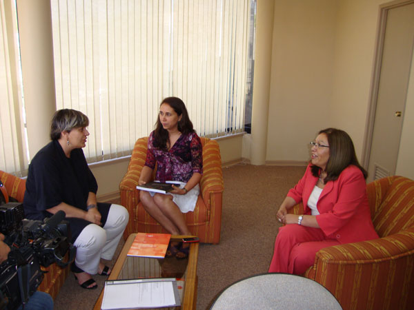 La directora del INDH, Lorena Fr&iacute;es (izquierda); la Defensora Regional, B&aacute;rbara Katz, y la defensora penal mapuche Mar&iacute;a del Rosario Salamanca.