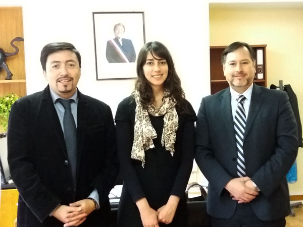 En la imagen, el trabajador social Cristian Hinostroza, la seremi de Justicia, Patricia Rada, y el jefe de Estudios, Gustavo Pe&ntilde;ailillo.