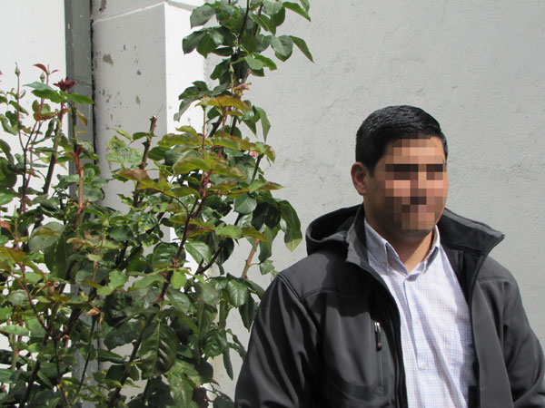 El carabinero Cristian P&eacute;rez volvi&oacute; a Cisnes tras ser absuelto, pero quiere irse para estar cerca de sus hijos y trabajar con tranquilidad.