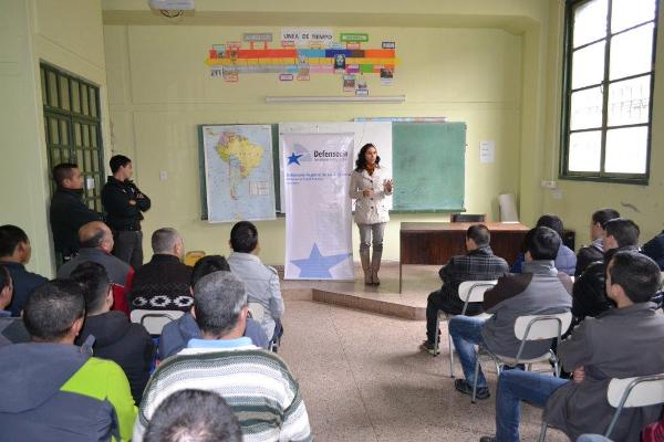 Defensora Regional de La Araucan&iacute;a B&aacute;rbara Katz Medina conversa con imputados en el Centro de Cumplimiento Penitenciario de Temuco