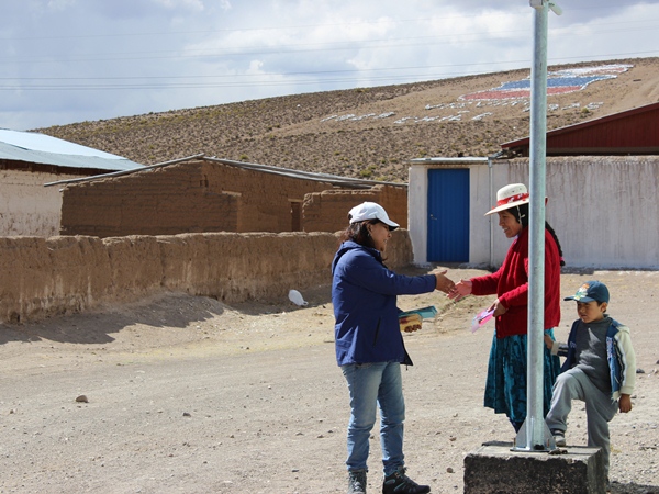 La facilitadora intercultural In&eacute;s Flores conversando con una habitante de Visviri, en el altiplano de Parinacota. 