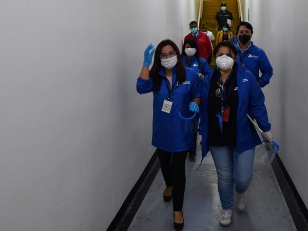 (Foto de archivo) Defensores penales p&uacute;blicos ingresando a visita en un complejo penitenciario.
