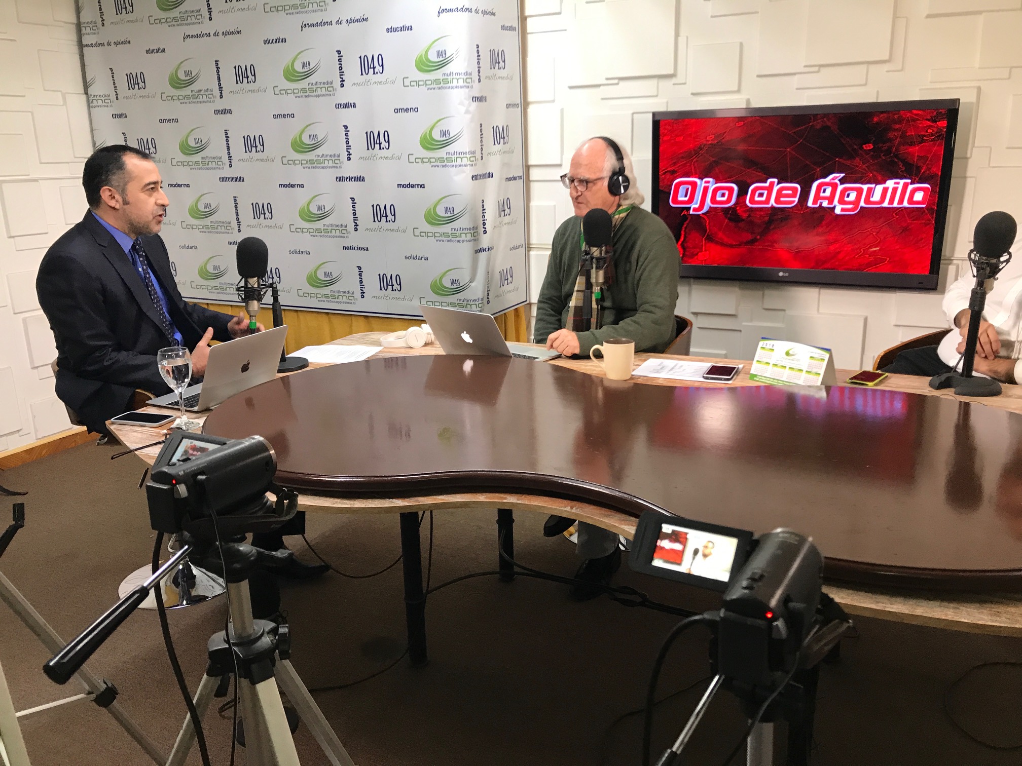 El jefe de Estudios de la Defensor&iacute;a en Arica y Parinacota, Sergio Zenteno, durante la entrevista radial.