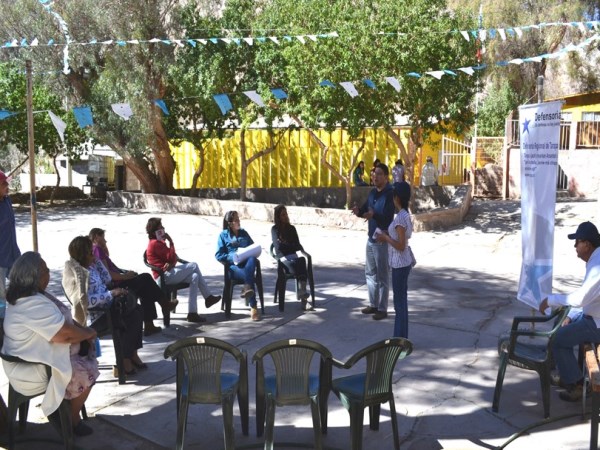 A la sombra de los &aacute;rboles de este oasis se cumpli&oacute; la charla de difusi&oacute;n de la Defensor&iacute;a Regional de Tarapac&aacute;.