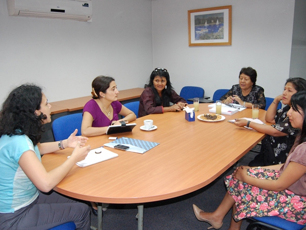 Las expertas de Eurosocial en reuni&oacute;n con representantes de pueblos originarios de Tarapac&aacute;.