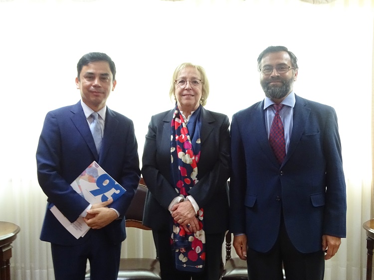 La ministra Mar&iacute;a Angelica Repetto, de la Corte Suprema, junto a los representantes de la Defensor&iacute;a.