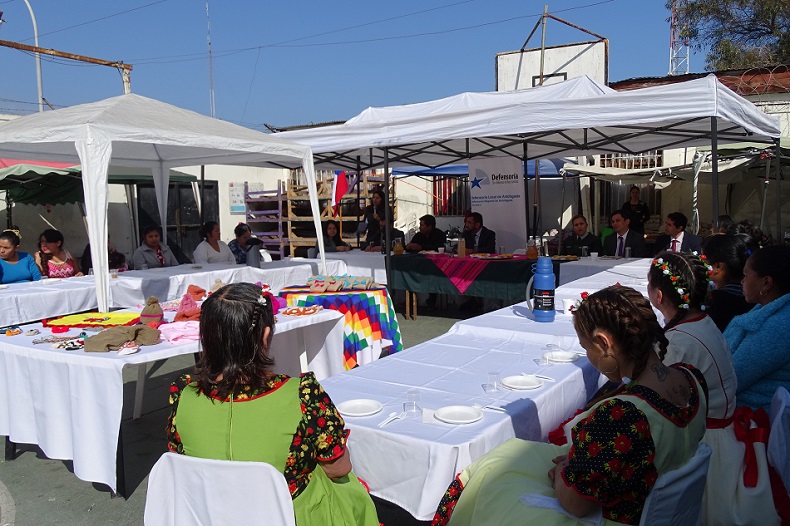 Las internas ind&iacute;genas recibieron muy contentas la celebracion de su d&iacute;a.