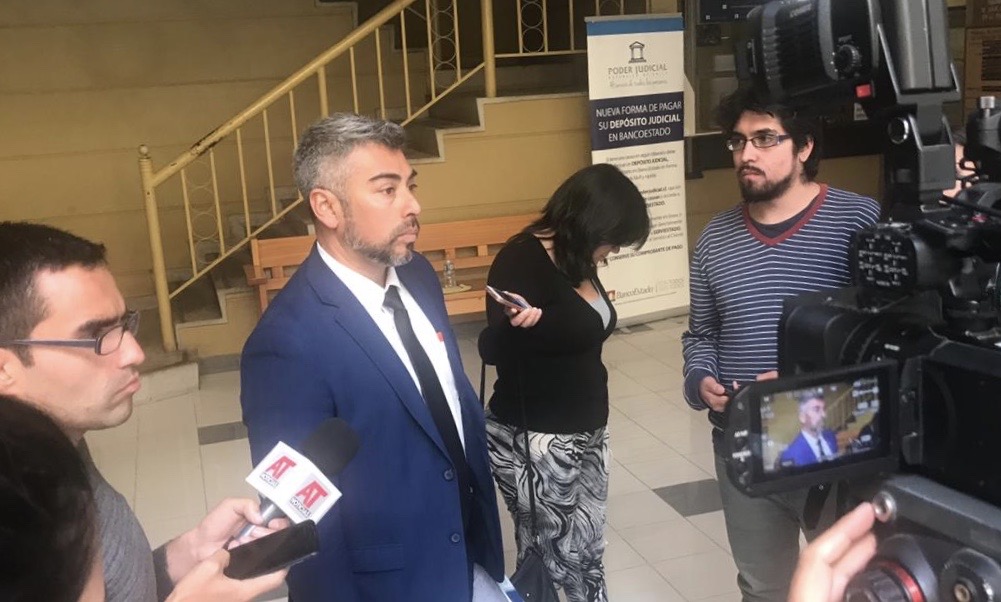 (Foto de archivo) El defensor p&uacute;blico Javier Villegas responde consultas de la prensa en el Tribunal de Garant&iacute;a de Copiap&oacute;.