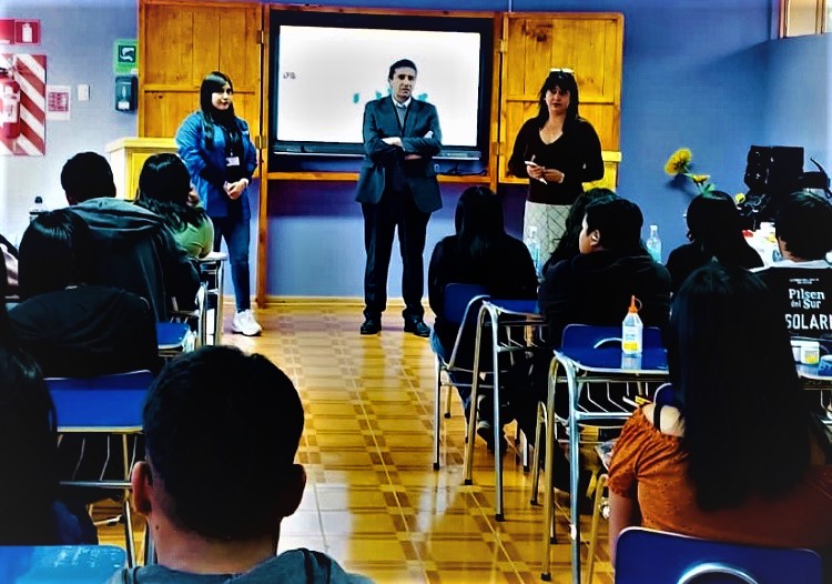 El equipo de defensa p&uacute;blica de Calama expuso sobre rol de la Defensor&iacute;a en materia juvenil, ante alumnos del Liceo Lickantay.