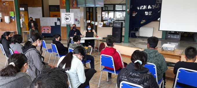 Una masiva concurrencia de estudiantes logr&oacute; la charla en el liceo de Cabo de Hornos.